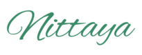 Der grüne Schriftzug ‚Nittaya‘ in geschwungener Schreibschrift auf transparentem Hintergrund.