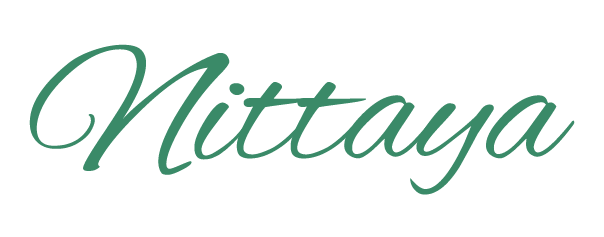 Der grüne Schriftzug ‚Nittaya‘ in geschwungener Schreibschrift auf transparentem Hintergrund.